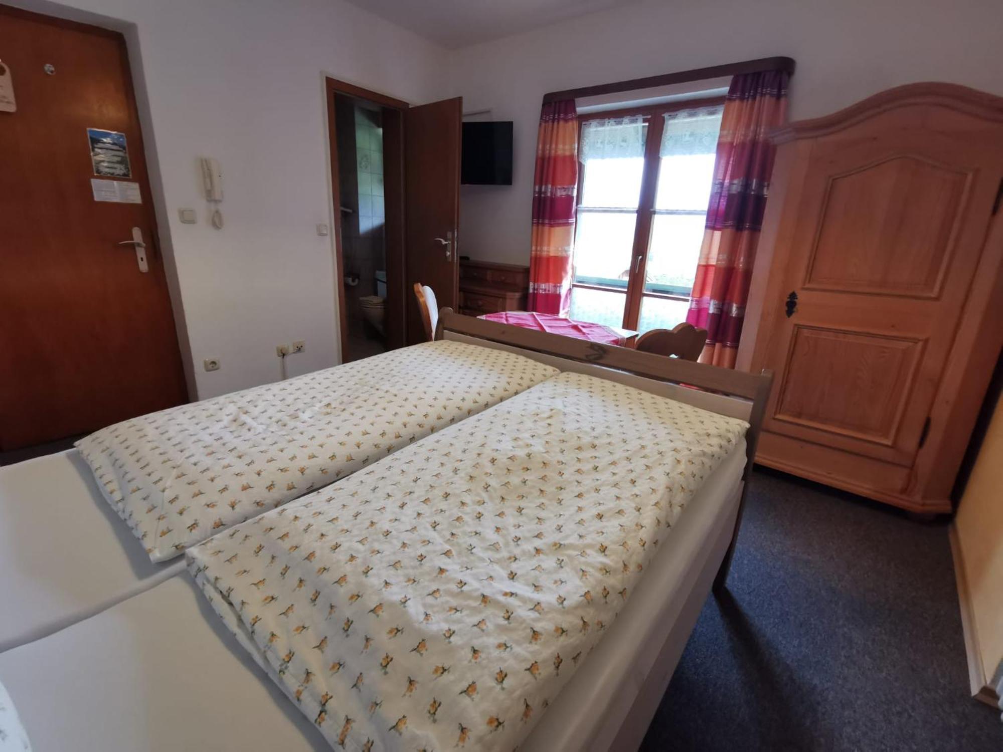 Pfeiffer Alm Am Sonnenhang Mit Blick Auf Die Zugspitze Garmisch-Partenkirchen Zimmer foto