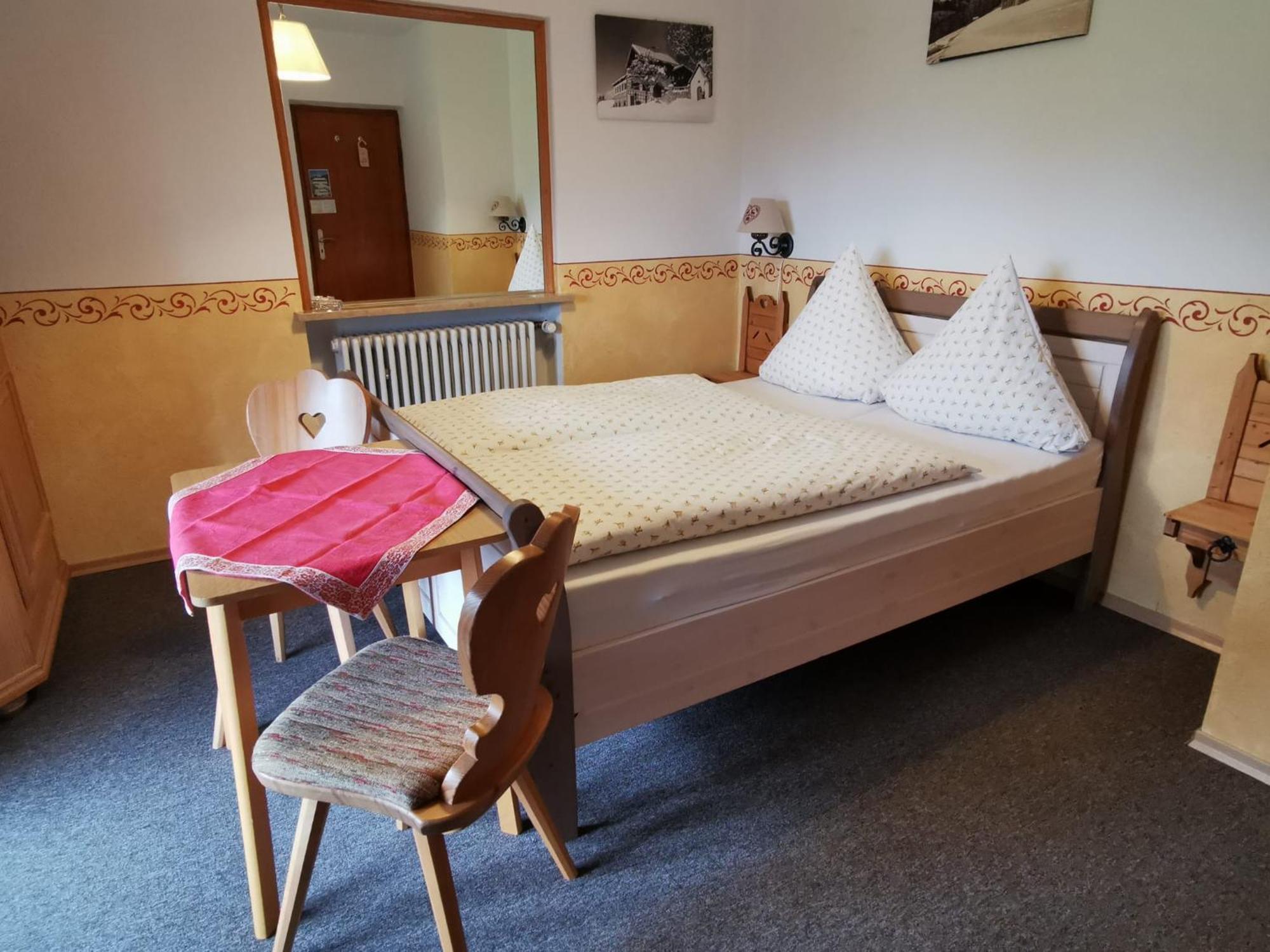 Pfeiffer Alm Am Sonnenhang Mit Blick Auf Die Zugspitze Garmisch-Partenkirchen Zimmer foto